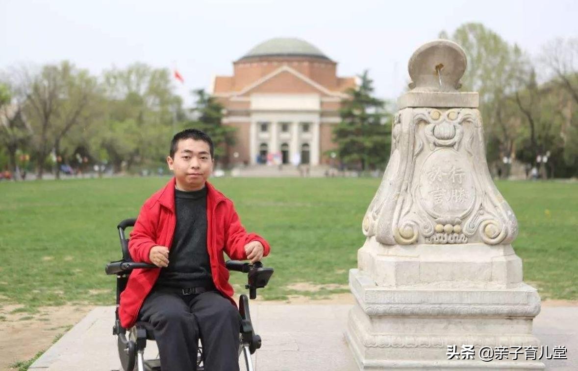 11岁坐上轮椅、写字都困难的他，高考被清华录取，自强创造奇迹