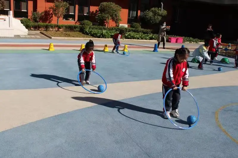 南阳市第二完全学校幼儿园萌娃出击 快乐运动