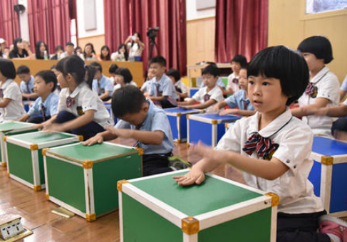 小学生数学题难倒家长，公交车往哪边开？车体完全对称该咋判断？