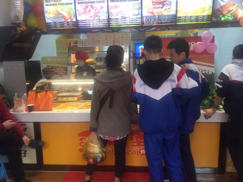 河南小伙开汉堡店，利用“一个盲盒”，年入184万，你也可以