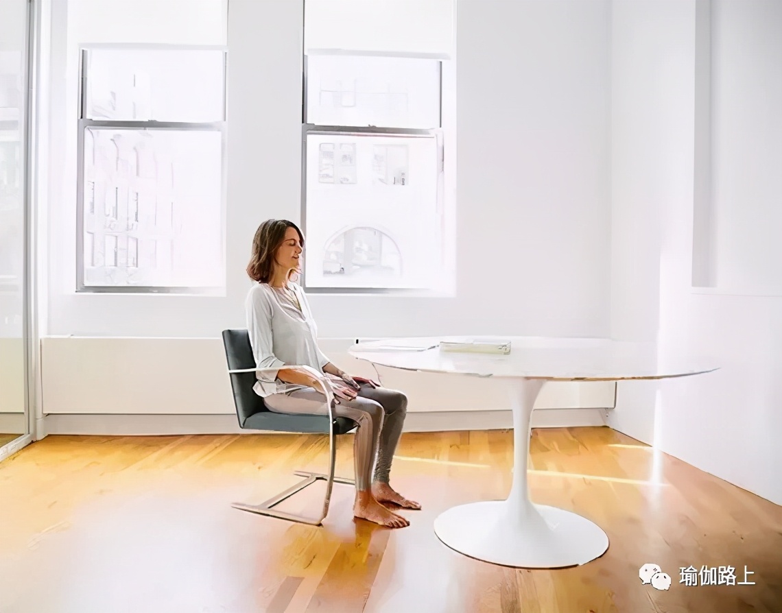 一套简单有效的办公室瑜伽，10分钟缓解全身疲劳（收藏级）