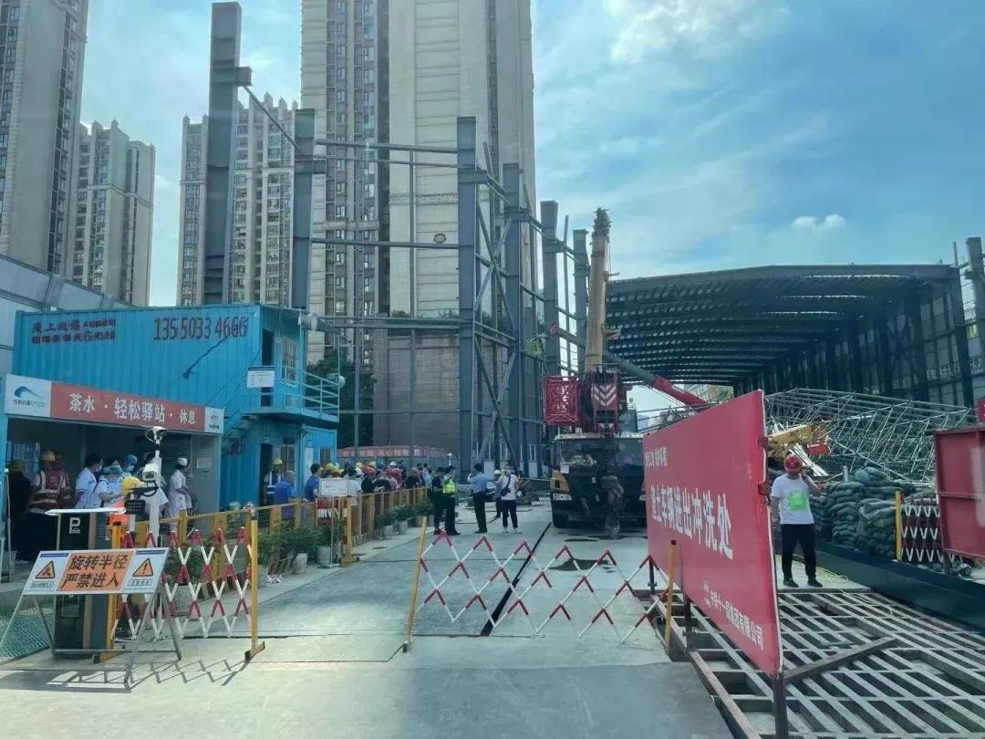 成都一地铁工地钢网架垮塌，已造成4人死亡，14人受伤救治