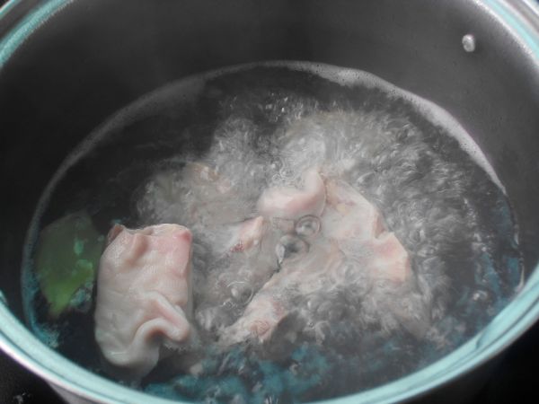 要想羊肉不腥不膻，除了焯水，加这3种食材一起炖，汤更鲜美
