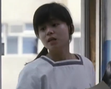 在这部1988年的老电影中，袁洁莹演女学生，林正英演警察
