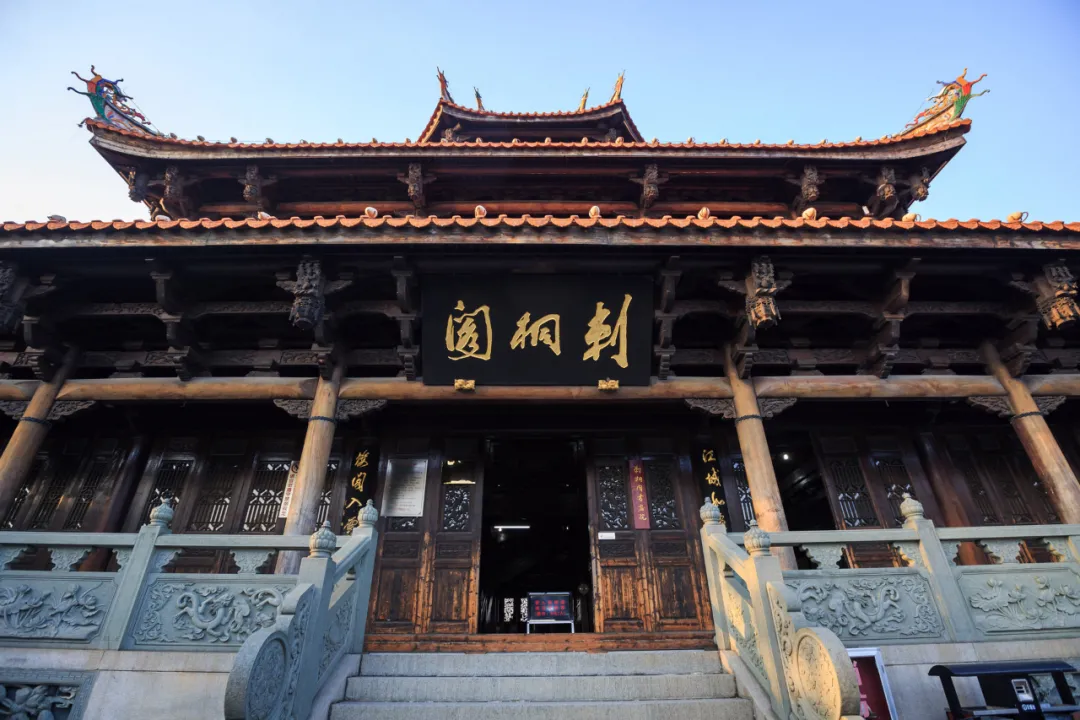 她是中国的“众神之城”,被白岩松赞为“一生至少要去一次的城”