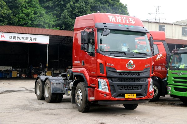 自重不到8吨,还带车道偏移预警,实拍柳汽乘龙h5轻量化牵引车