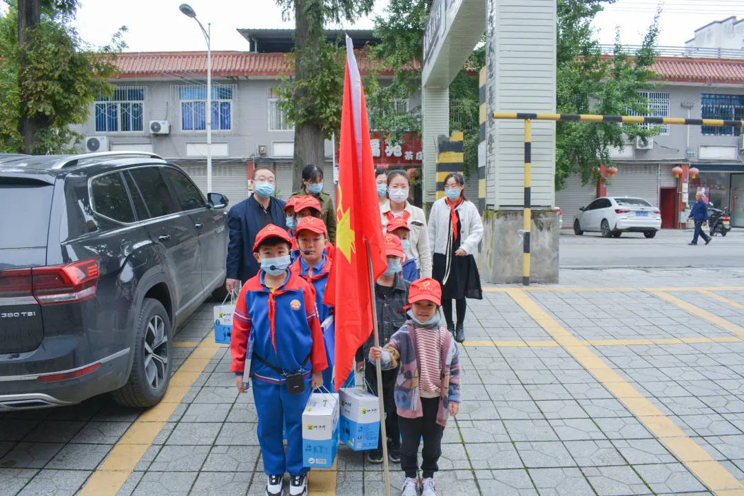 九九重阳节 浓浓敬老情——双流区金桥小学开展“五个一”敬老活动