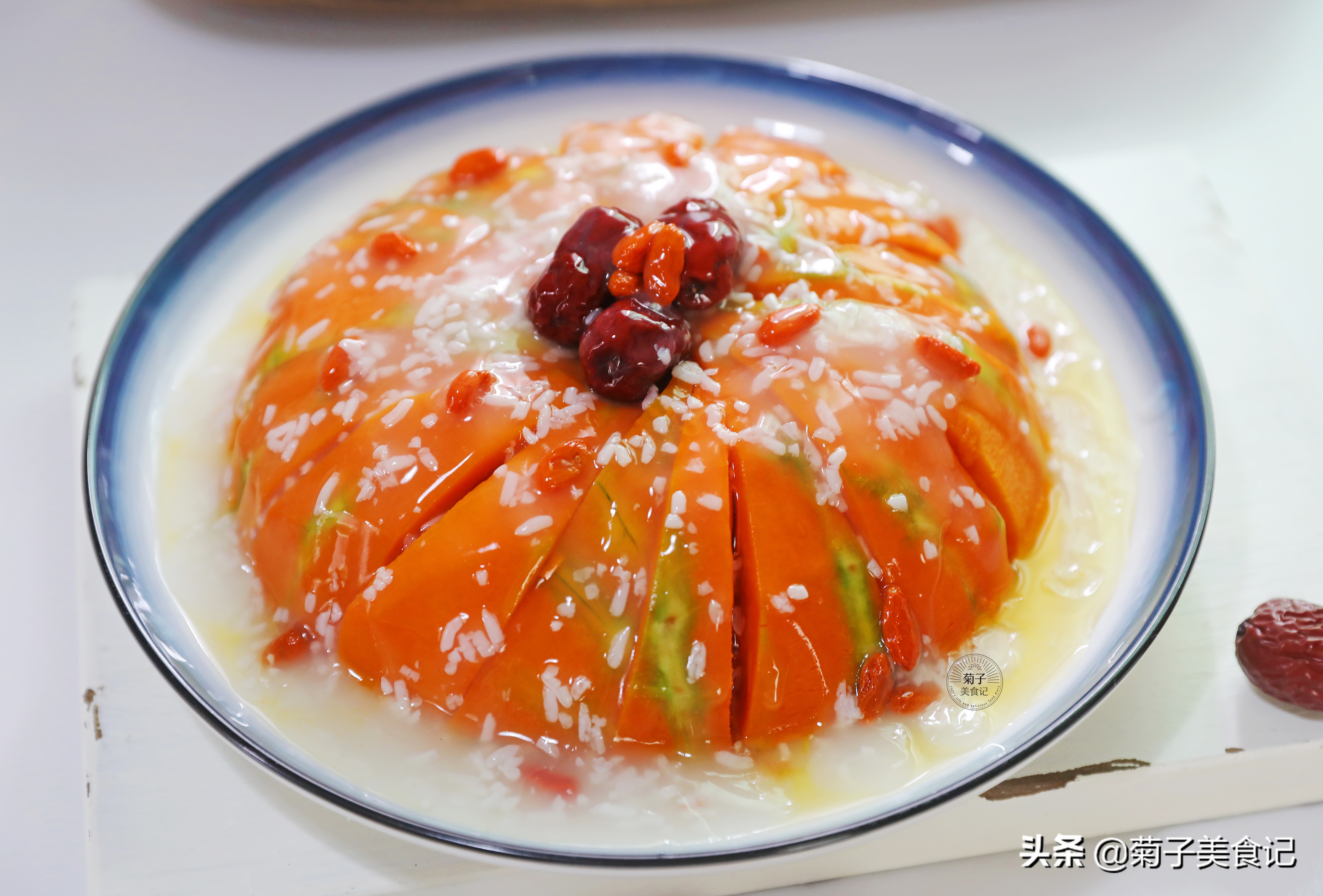 酒酿南瓜第三步:蒸好的大闸蟹出锅蘸上酱汁就可以开吃啦!