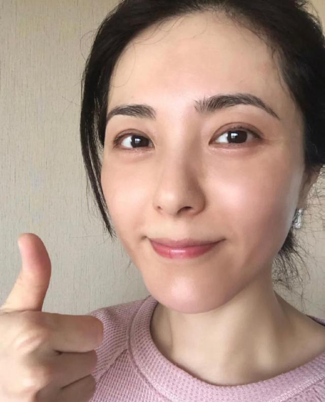 女生一定要知道的“护肤常识”！水乳3个月内用完，面膜要躺着敷