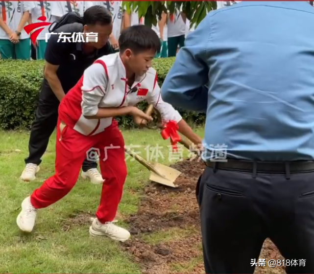 吓坏了!全红婵拜访中学被同学们排山倒海欢迎,笑着说:你们好恐怖!