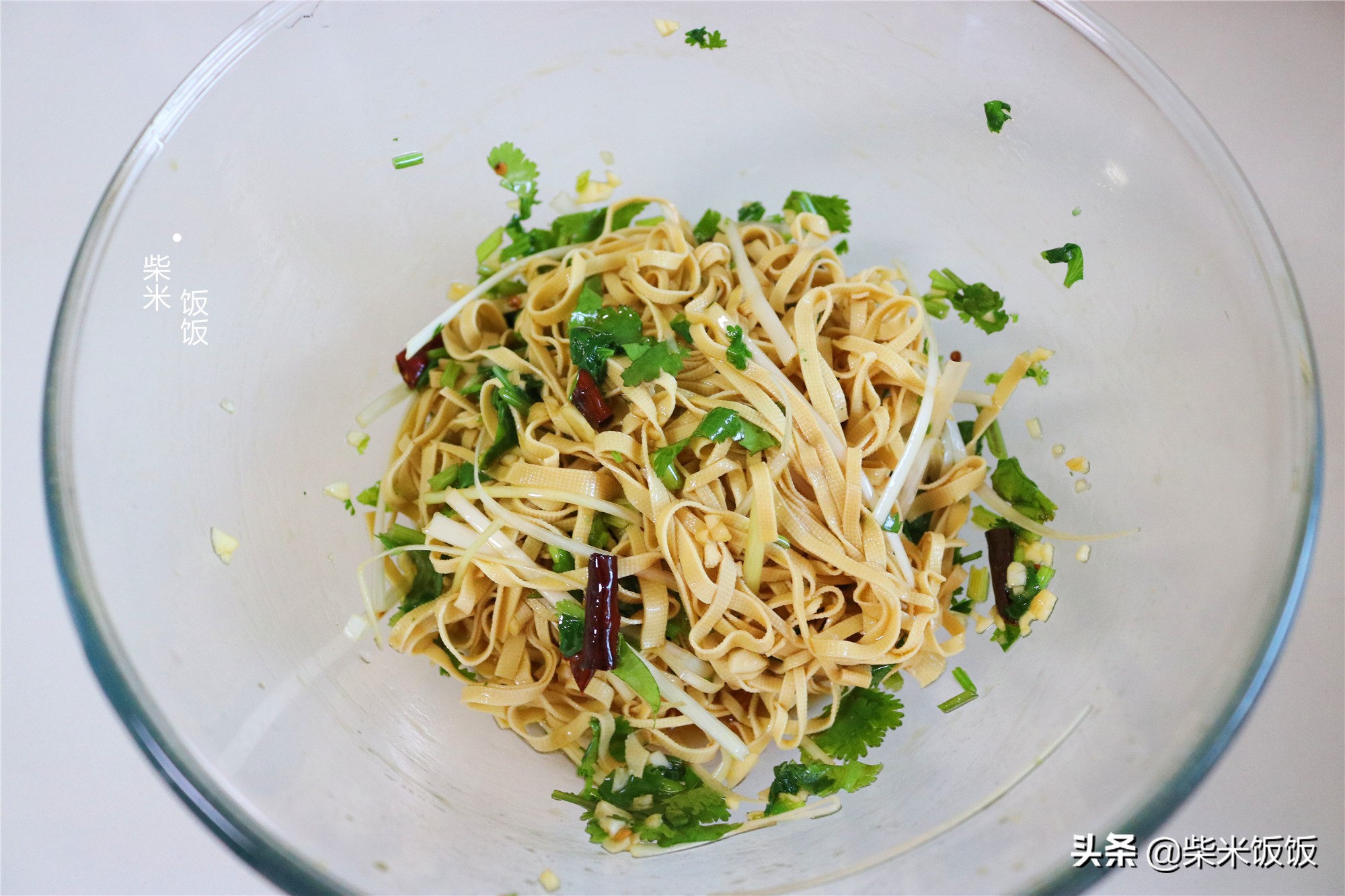 夏天最受欢迎的豆腐皮吃法，一煮一拌就上桌，软嫩入味特好吃