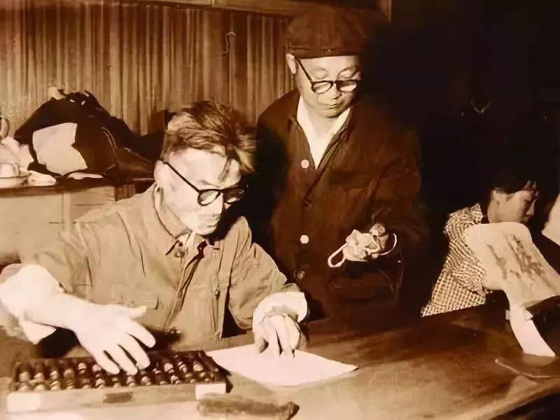 1964��10��13�գ��ҹ���һ��ԭ�ӵ���ըǰ���죬����г����˹���