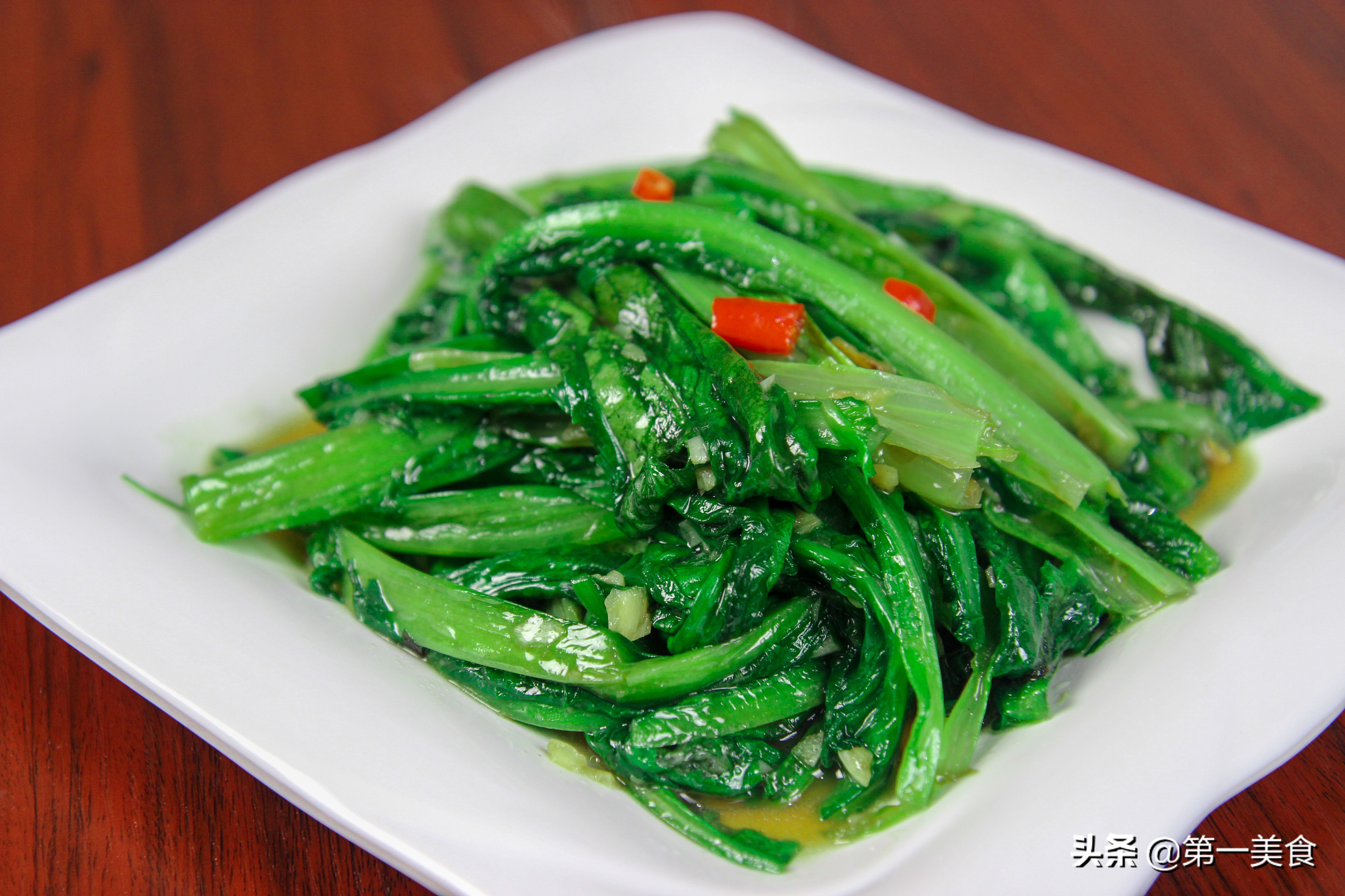 蒜蓉油麦菜的做法(最家常的蒜蓉油麦菜,厨师长教你清脆爽口不变色技巧