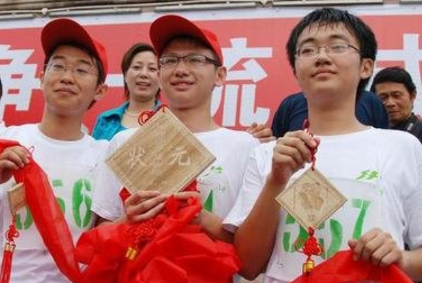 300多分宴请被嘲笑，升学宴是本科生专属？这些专生为其鸣不平