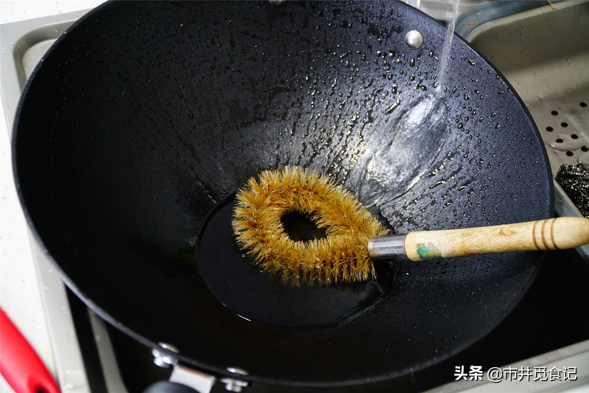 新铁锅买来别着急用，开锅这6步不能少，不生锈不粘锅，越用越光