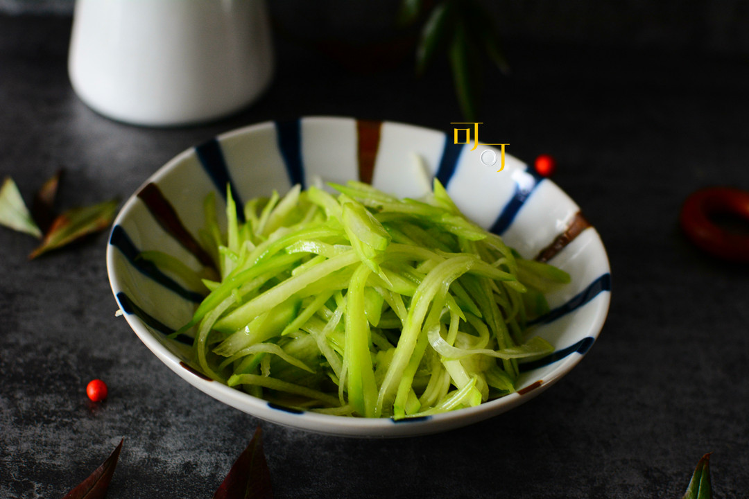 過年吃膩了大魚大肉,用佛手瓜做個涼拌菜,清新爽口特受歡迎