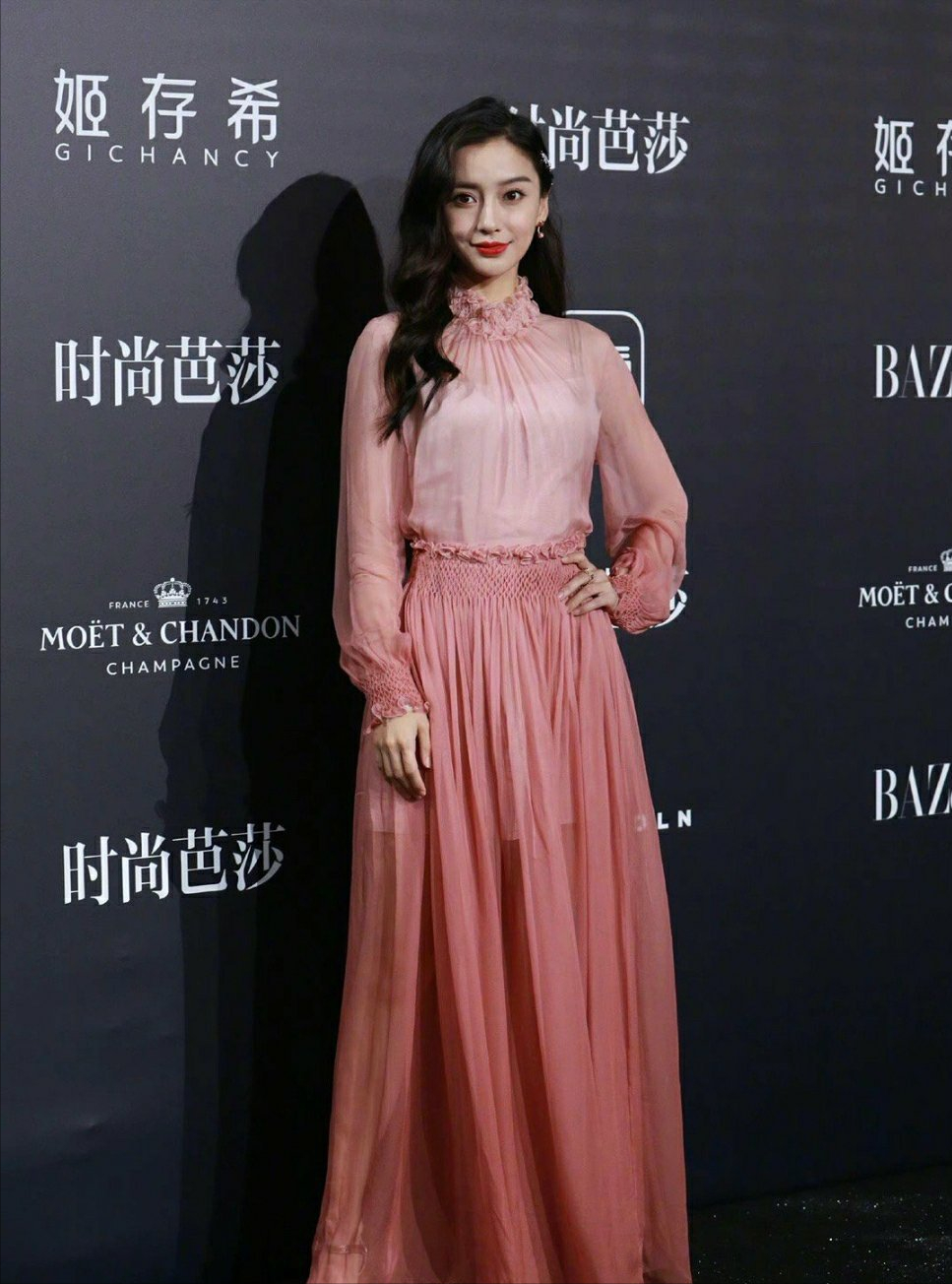 芭莎禮服夜：倪妮高定被嘲，劉詩詩拼咖位，趙麗穎全身國貨完勝