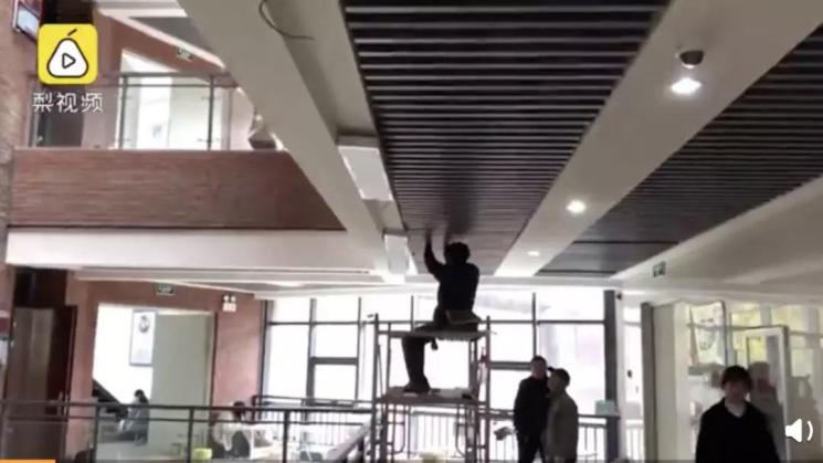 河南一所高校，将图书馆内