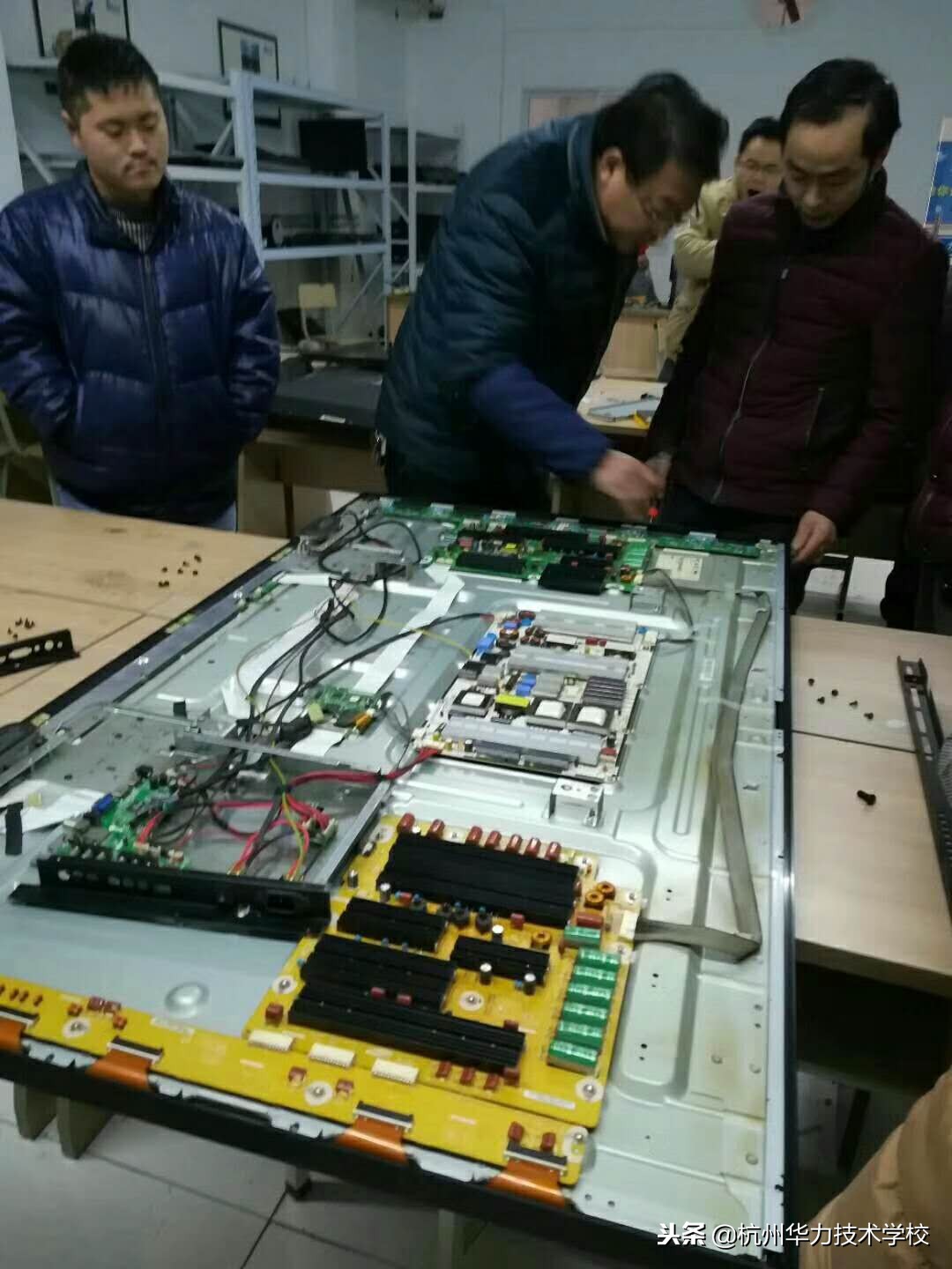 维修创维液晶电视绿灯亮不开机-杭州华力液晶维修小技术