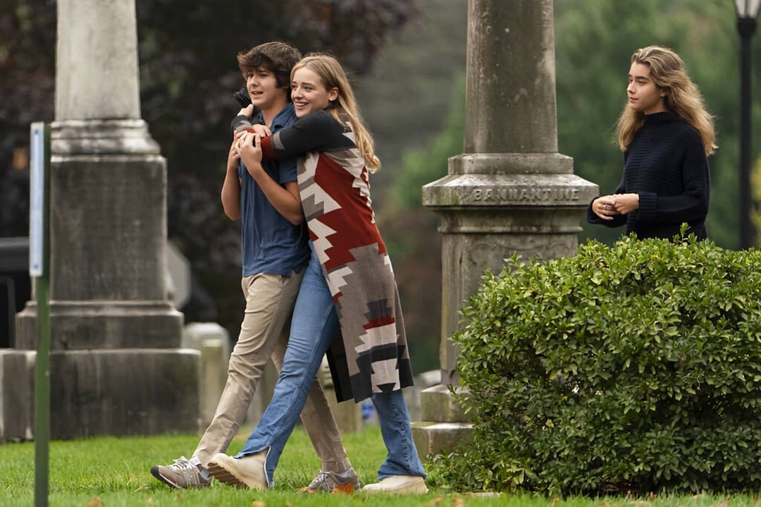 拜登孙女(拜登携孙辈亮相,21岁孙女与15岁长孙搂抱似情侣,小孙女脸色