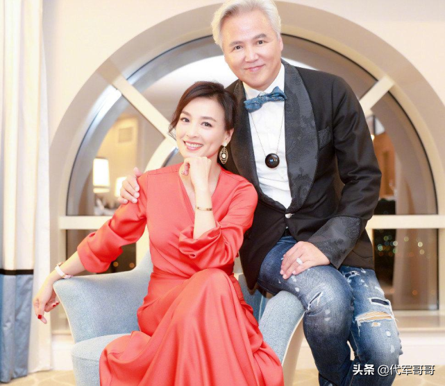 杨威送妻子2万元手机！男星送妻子生日礼物谁最大方？