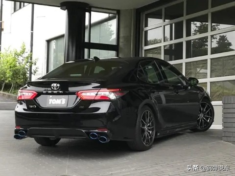 最帅丰田凯美瑞四个排气管，搭载3.5升动力，最大输出301匹马力
