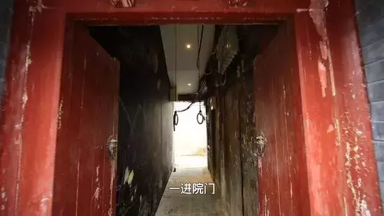公婆、亲妈、夫妻俩住同一家，纸板隔成3间房，窄小难转身，隐私成谜