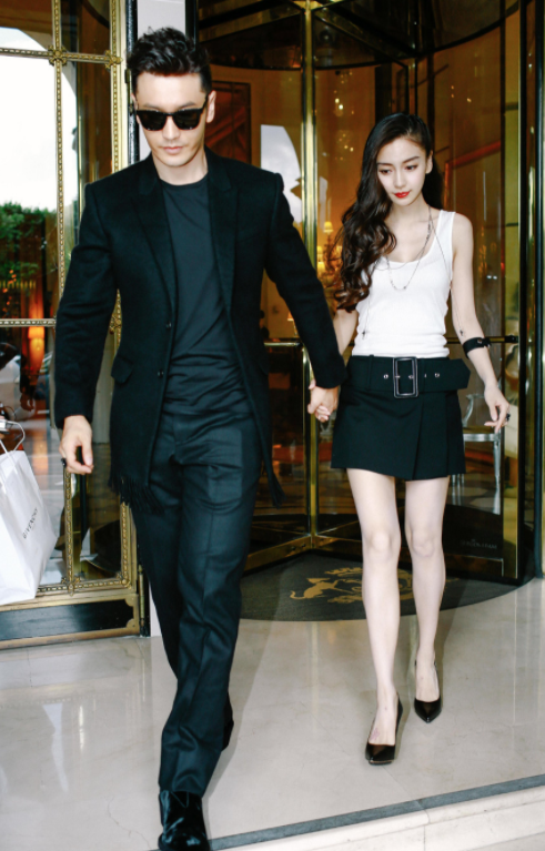 Angelababy和黄晓明又秀恩爱,穿背心配短裙好A,嫩得像个00后