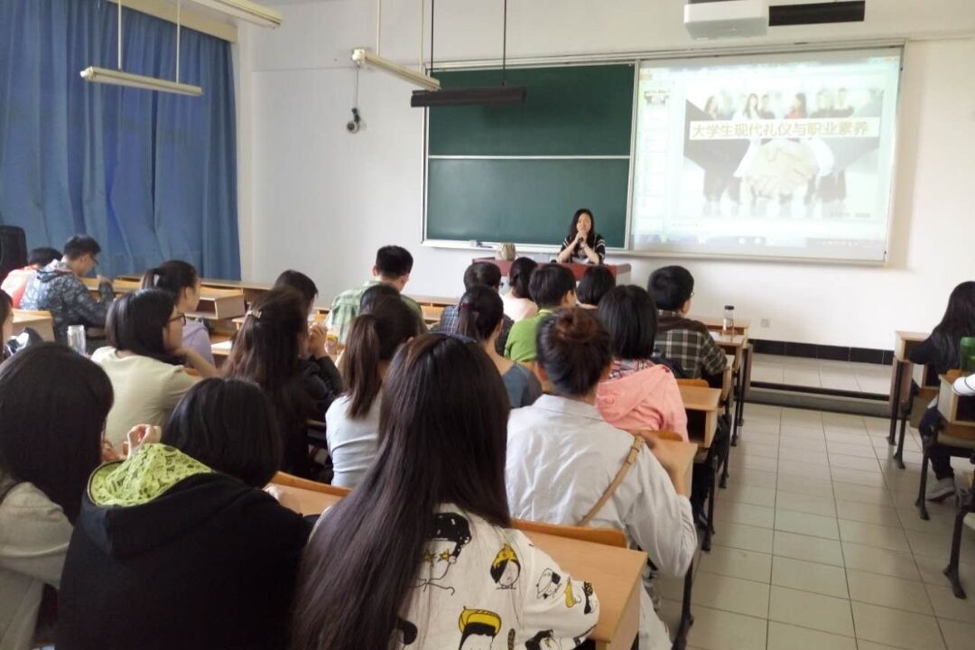 将来“没前途”的大学生，毕业找工作都成问题，名校学生也没用
