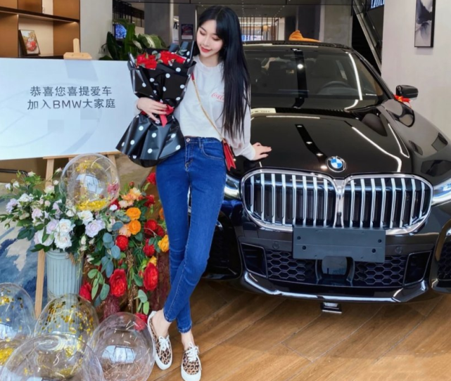 花200万买宝马750，美女单手驾车游刃有余，验车时主动掀开机盖
