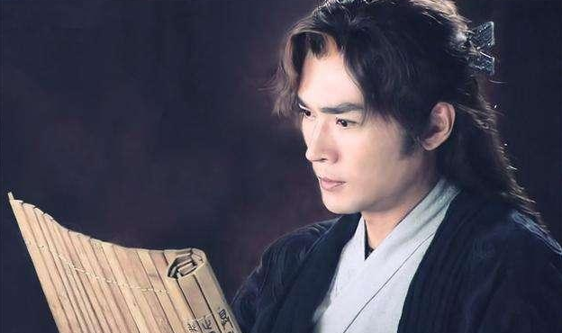 三十年不见父亲，气哭成龙，去世前仅一人陪伴，古龙的传奇与孤独