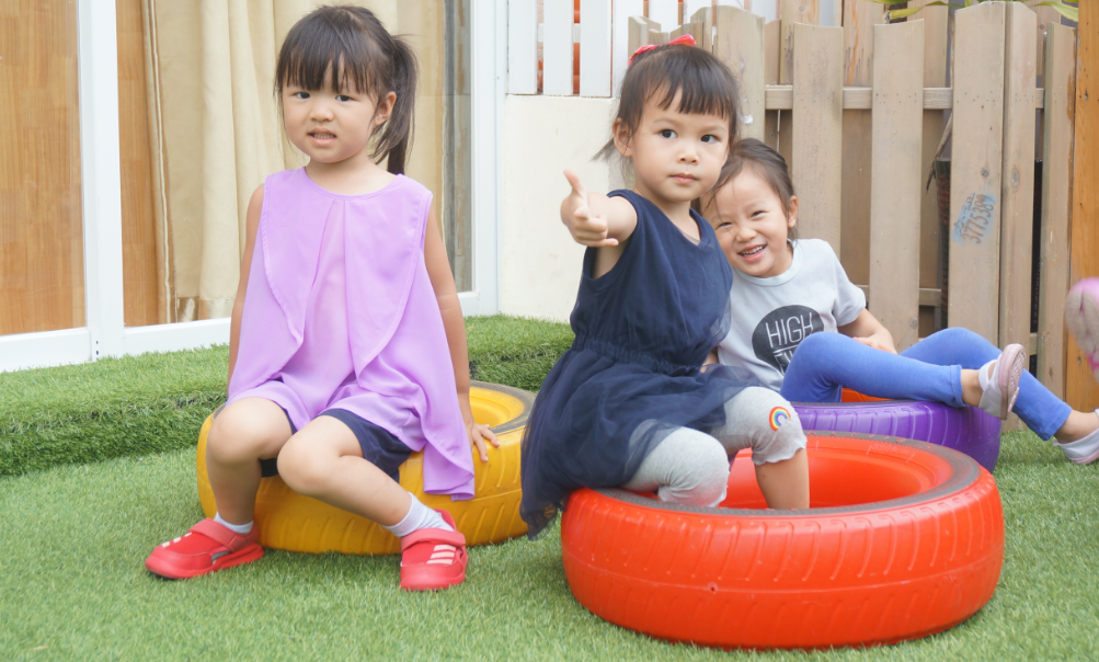 男孩按住女孩大胆亲吻，家长崩溃，你还觉得孩子的性教育太早吗？