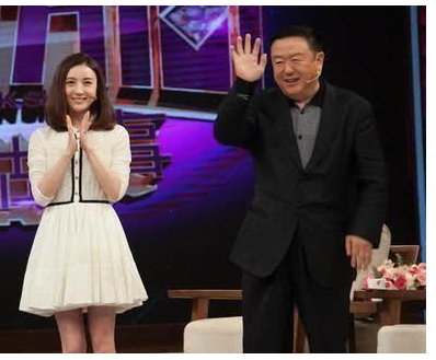 她出道便被姑父捧为女主，姑父另结新欢后，她也沦为了十八线演员