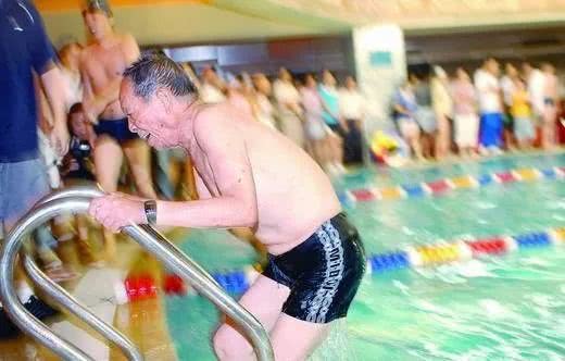 这位校长每天陪学生跑2000米！钟南山、袁隆平都说体育锻炼好