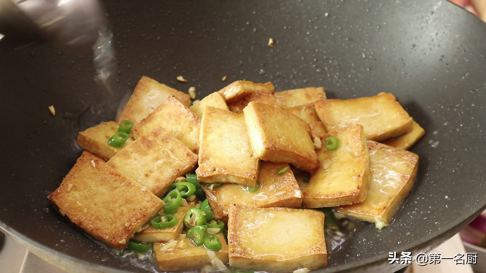 終於找到家常豆腐好吃的做法,外酥裡嫩,香味撲鼻,家人都愛吃