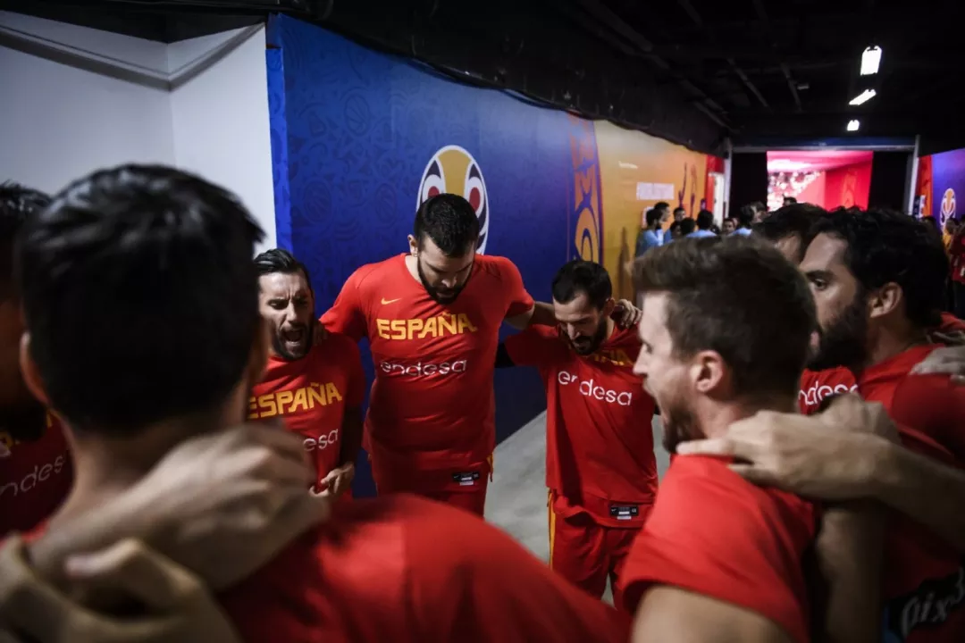 为什么中国cba有外国球员(不打NBA后，阿联和周琦，为何不去欧洲打球？原因和钱有关)