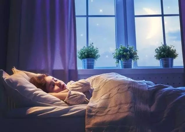 睡觉朝左睡会压迫到心脏？这4种常见睡姿，大有讲究