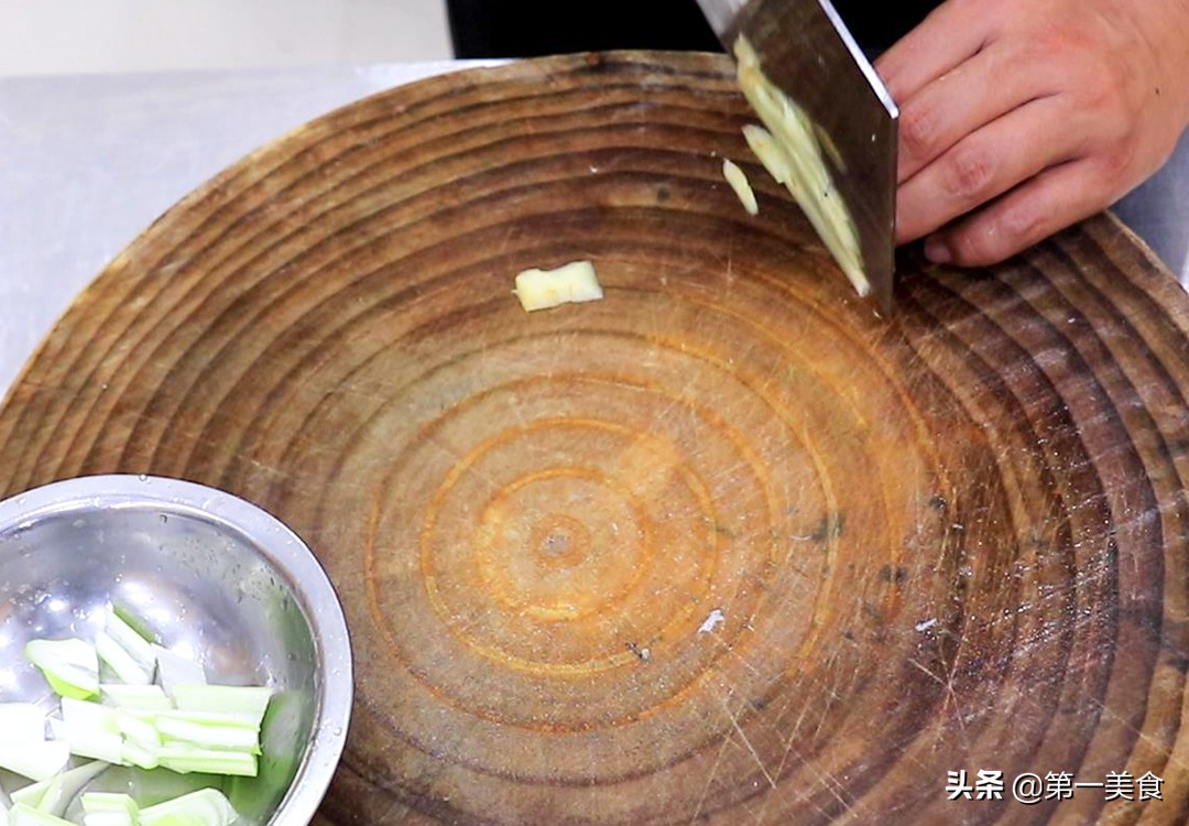 家常可乐鸡翅（学会这个可乐鸡翅的做法香甜不腻天天想吃）