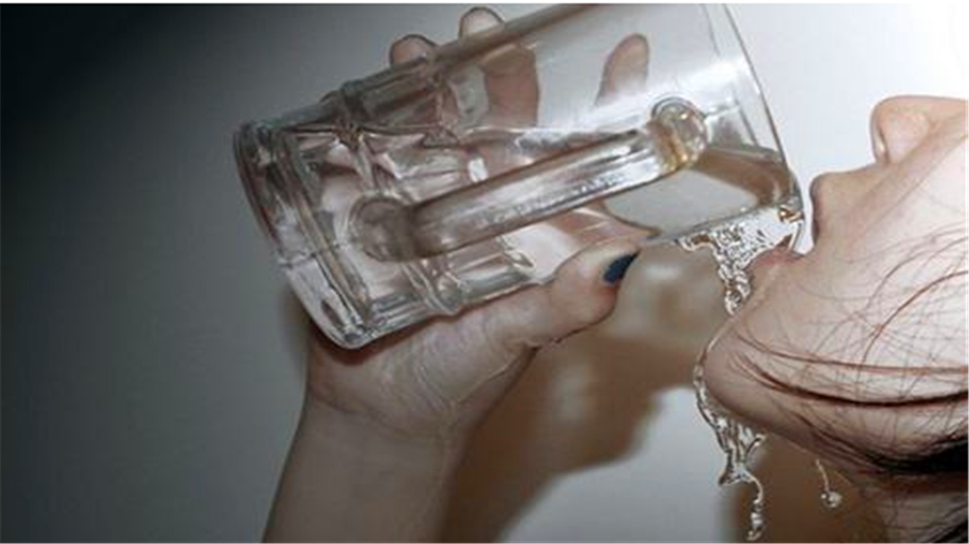 一箱啤酒几瓶(为什么很多人可以喝10斤啤酒,却1斤水喝不了,酒厂老板