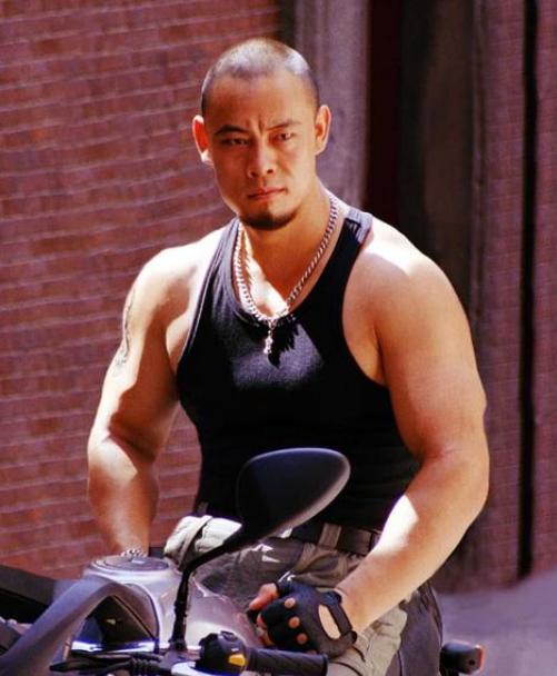 晋松携小21岁娇妻秀恩爱,双层肚腩显老,女方穿黑丝筷子腿细长