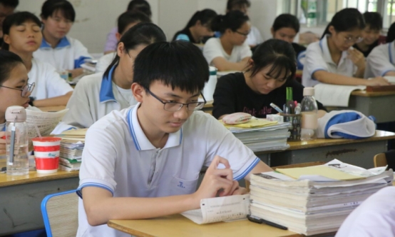 很奇怪，历年高考状元背景公开，都来自“三有家庭”，这是为何？