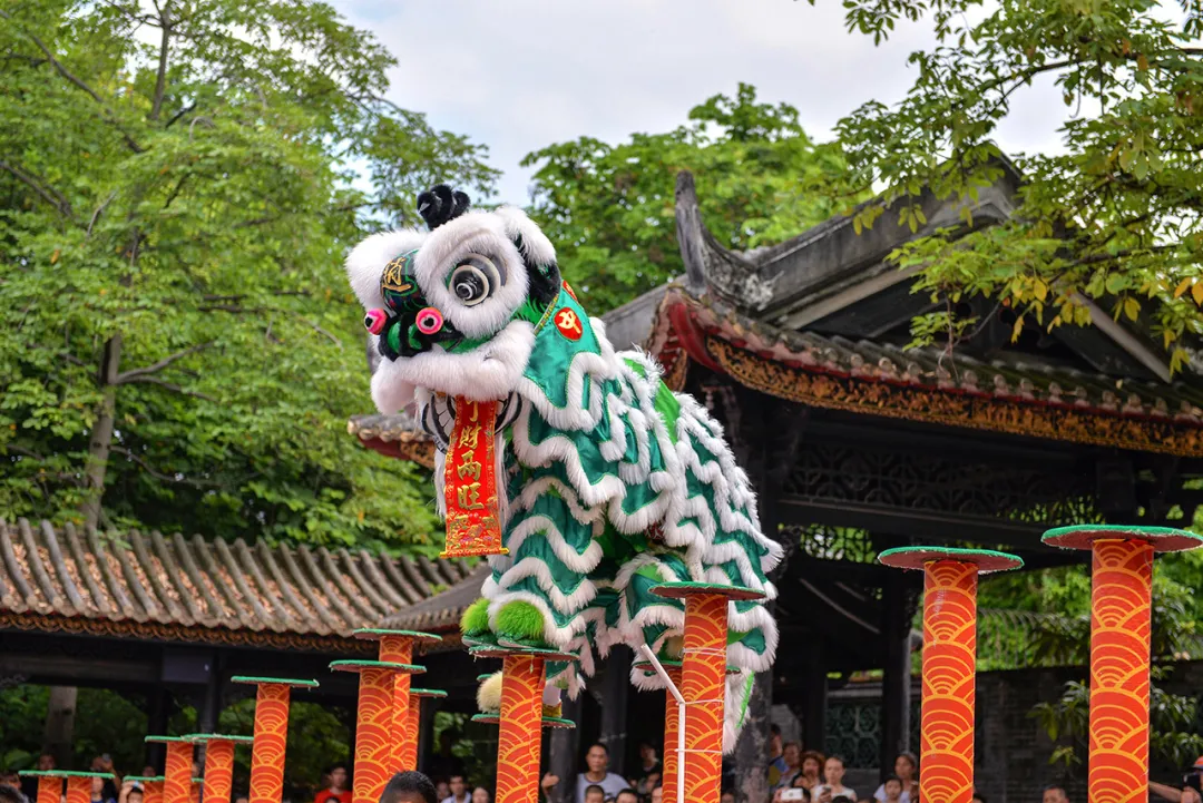 全国唯一一个拥有三个车牌的城市，富豪遍地