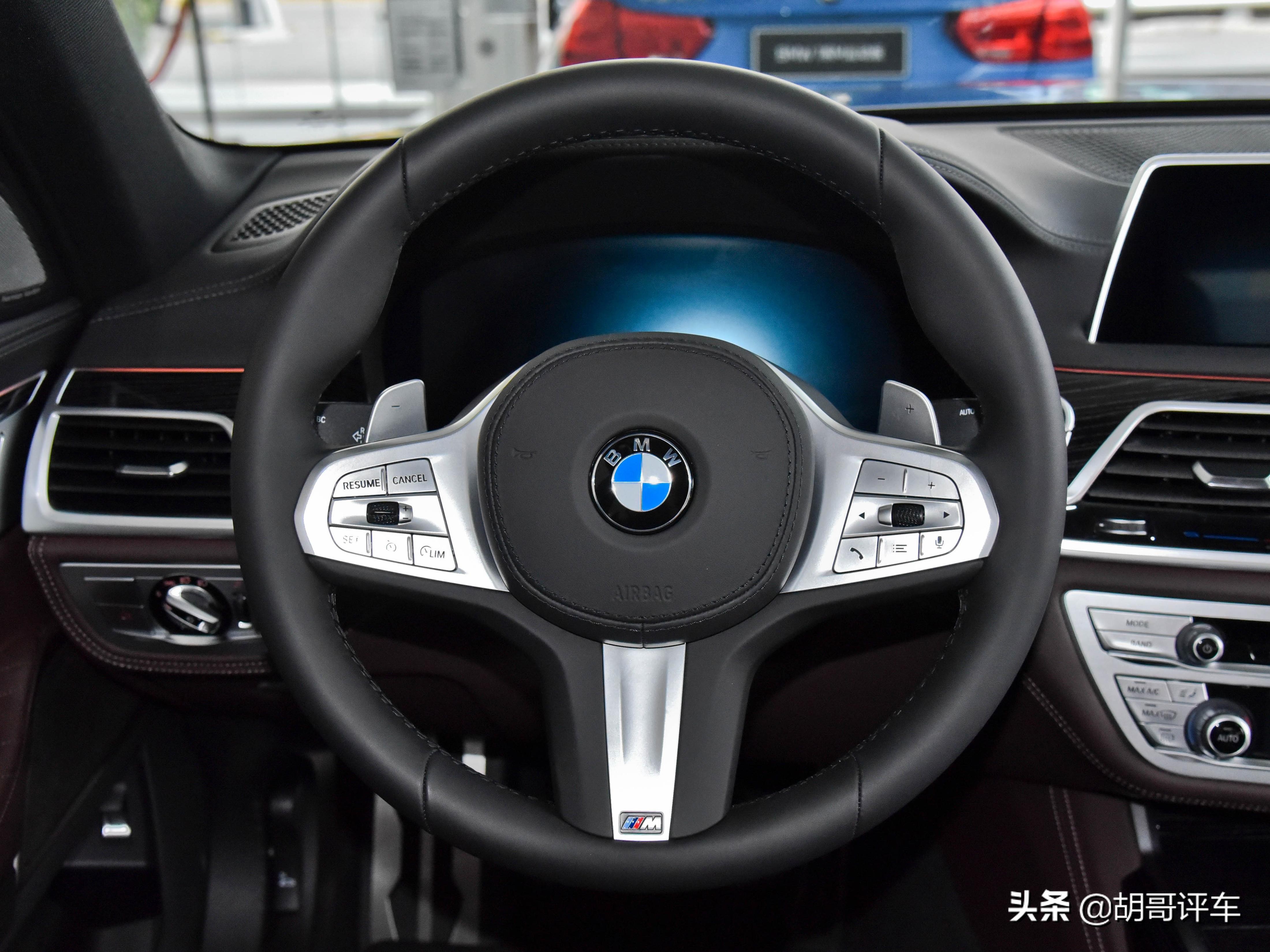 进口的德系大型豪华轿车，坐着舒服还好开，实拍宝马7系