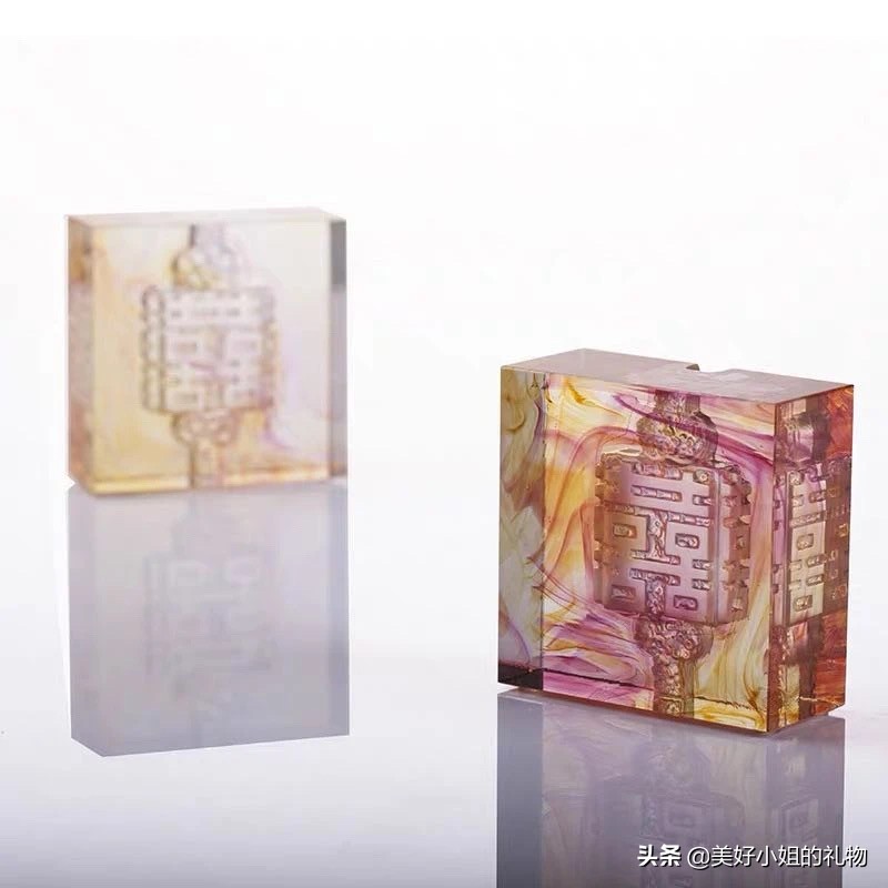 朋友结婚除了份子钱要送礼物吗（新婚礼物和份子钱）