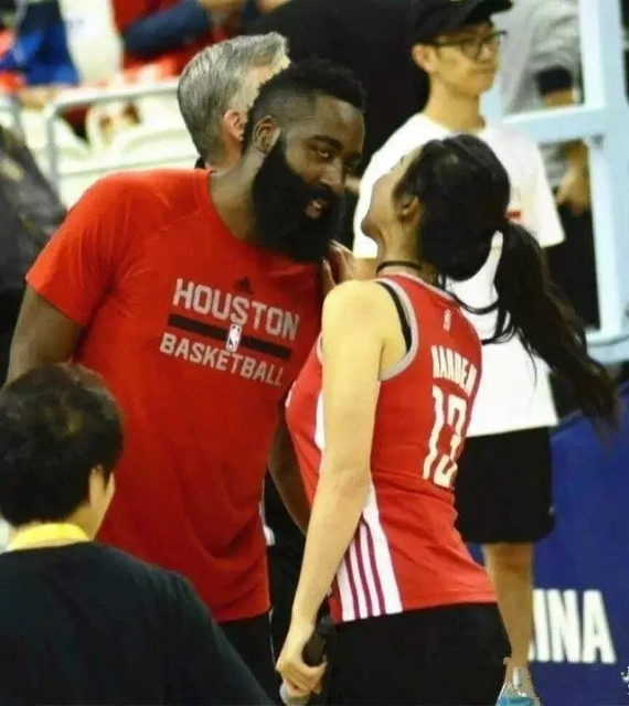 NBA第一美女主播，深受张卫平器重，网上直播“开车”污到不行