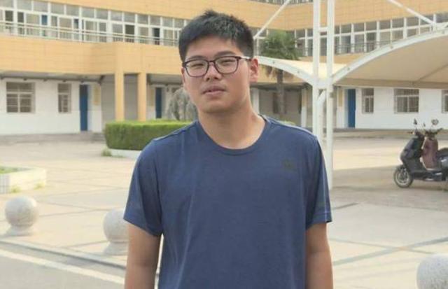 安徽小伙没考上北大复读，今年考得如何？让两所中学为了他争破头