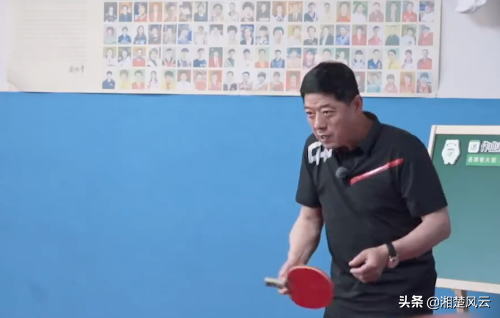 快乐的家族！张爸爸在张妈妈面前打球，张继科为妈妈出头露面，张爸爸怕秒