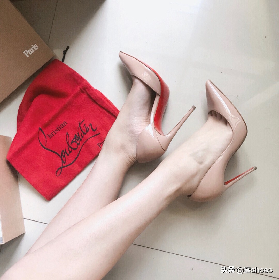 朱莉站台的christian louboutin红底高跟鞋,性感气质勾人心魄