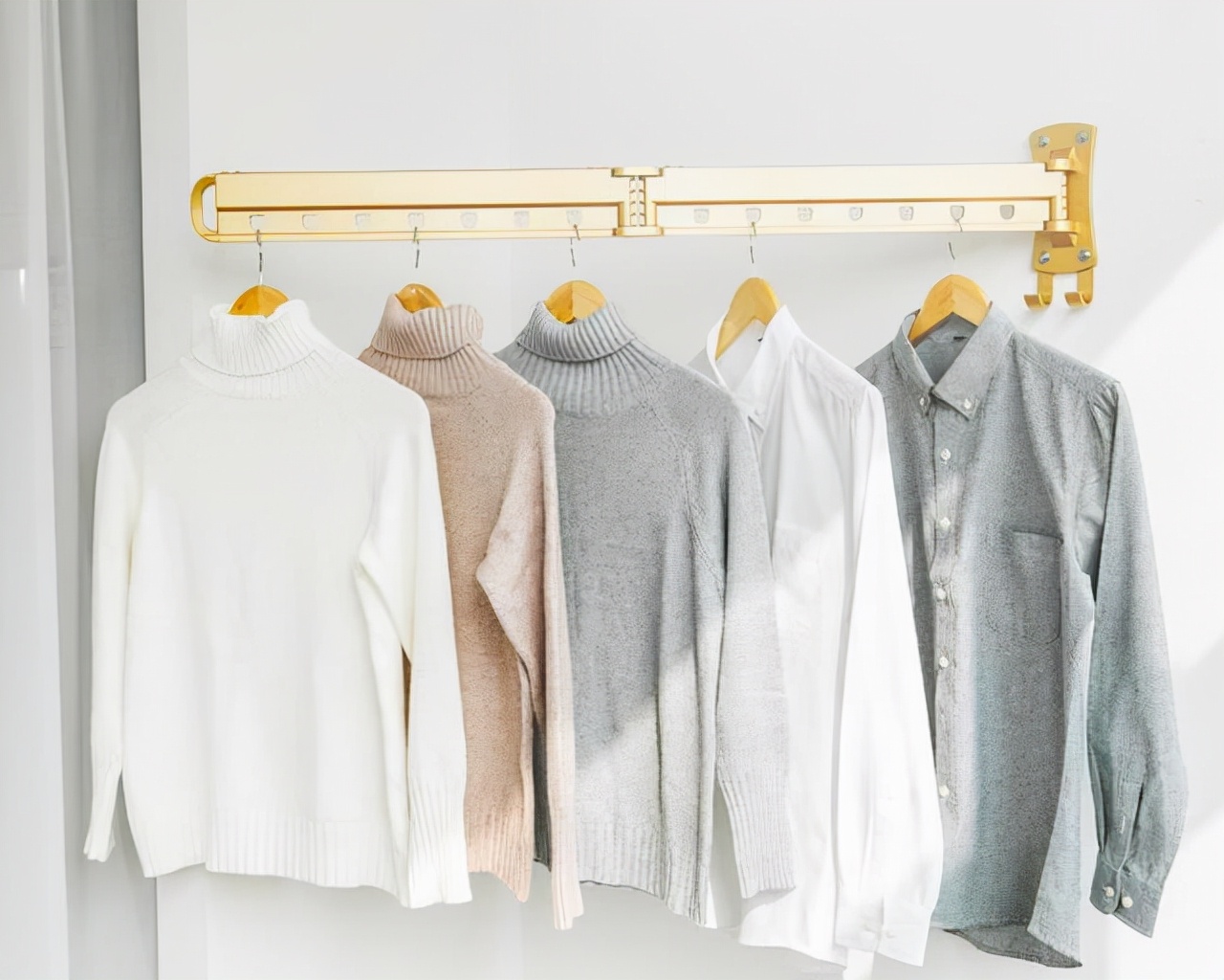 内封阳台好看又宽敞，但衣服怎么晾？设计师笑着说出5种方式