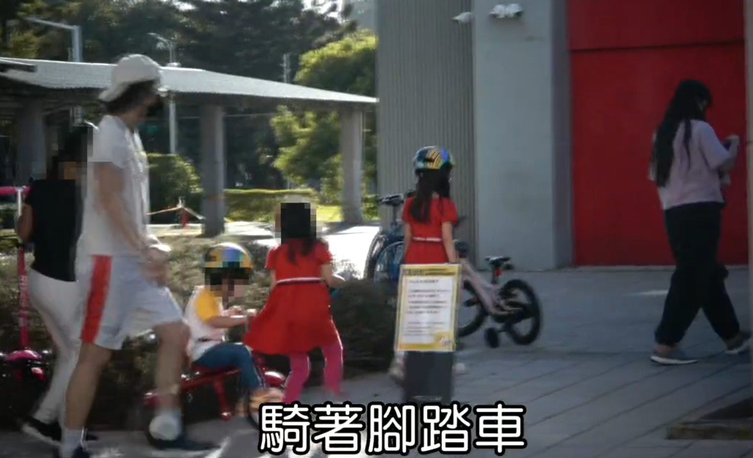 王力宏一家五口罕见同框，公园骑车画面温馨，3岁儿子和爸爸很像